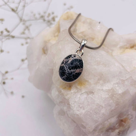 Kleine Schaumkoralle-Anhänger in Silberfassung – zarter Naturstein 2 x 1 cm, Einzelstück von WUNDERSTEIN 