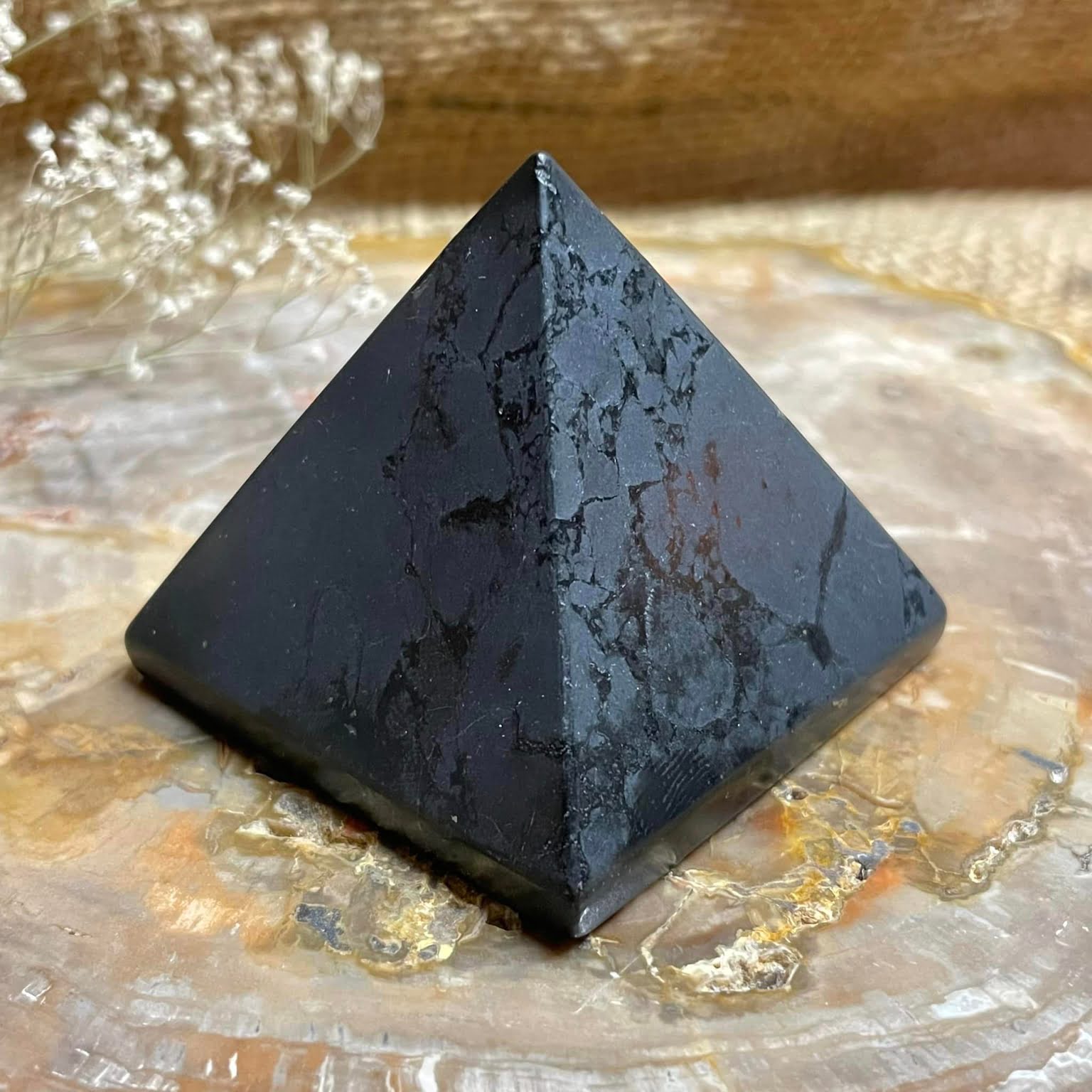 SHUNGIT-Pyramide