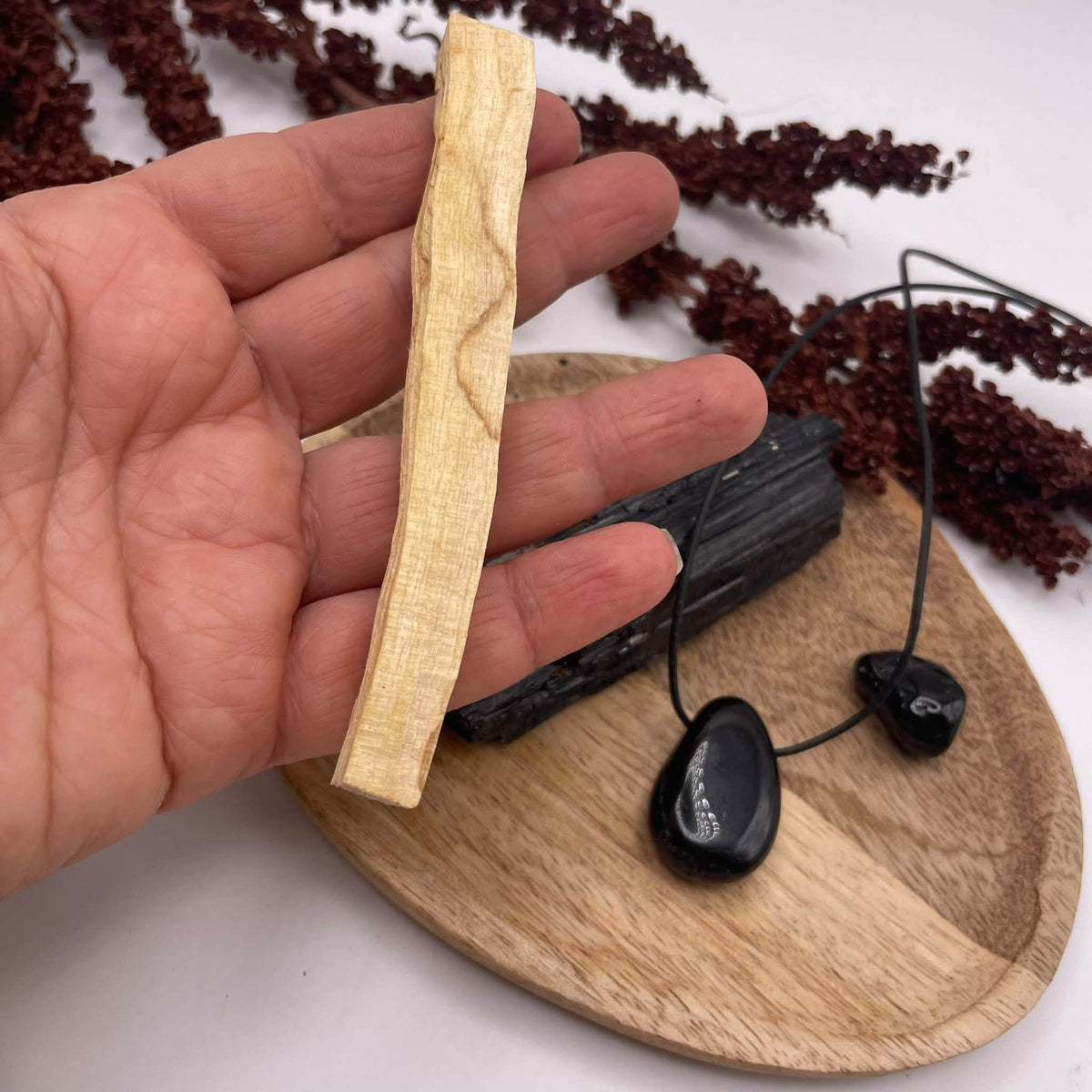 Nahaufnahme von Palo Santo, welches im 5-teiligen Schutzset von WUNDERSTEIN inkludiert ist.
