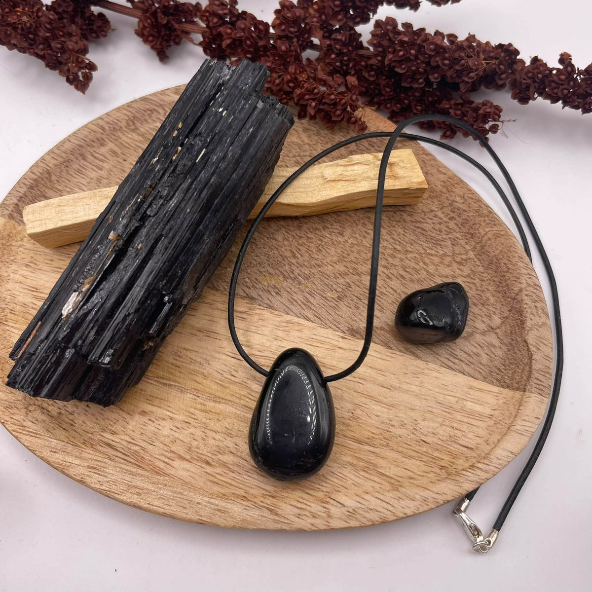 Schutz & Balance – 5-teiliges Set mit Schwarzem Turmalin, Palo Santo und 50 cm langem Lederband von WUNDERSTEIN
