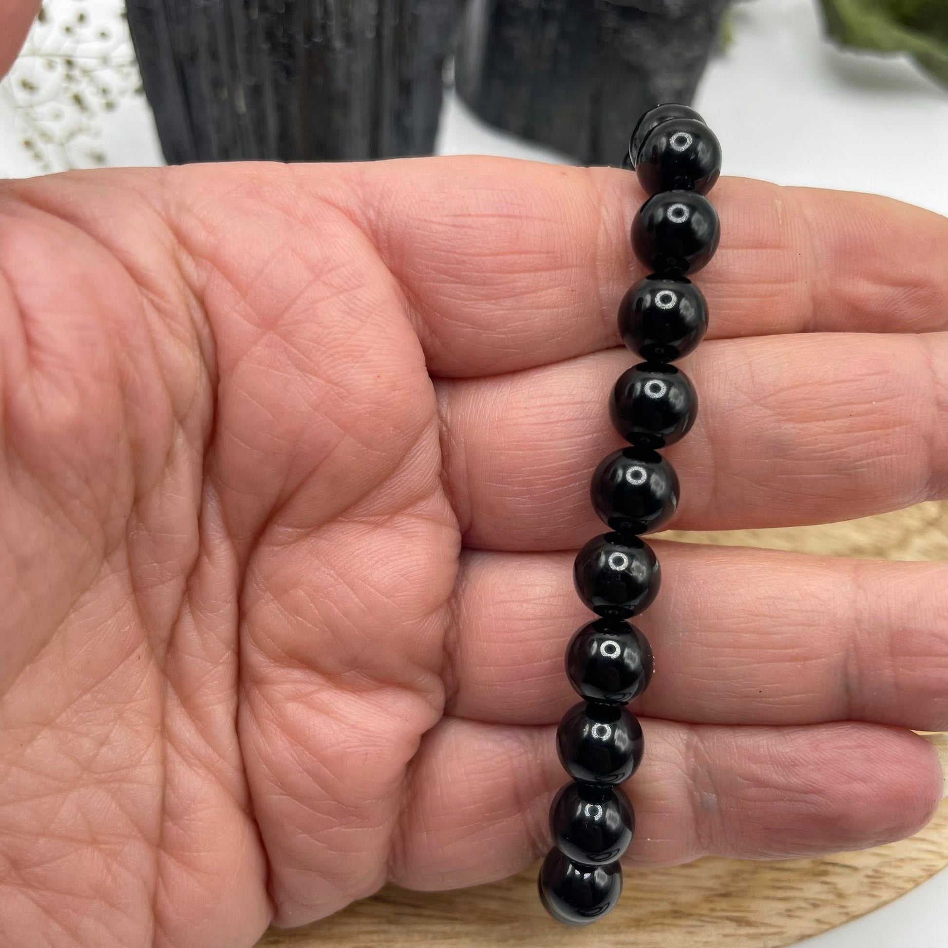 „Schwarzes Turmalin Kugelarmband 8mm – Detailansicht Perlen"