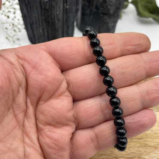 „Schwarzes Turmalin Kugelarmband 6mm – Detailansicht Perlen"