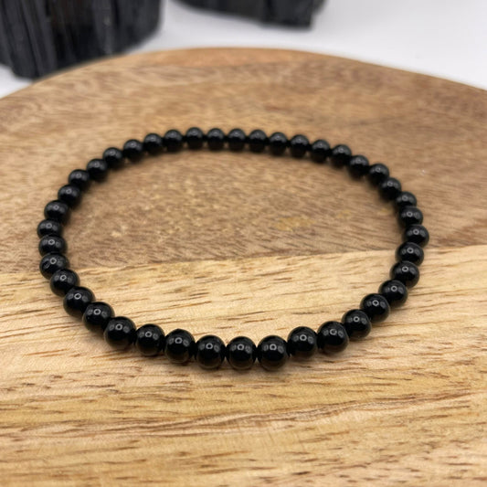 Schwarzes Turmalin Kugelarmband 4mm – Detailansicht Perlen