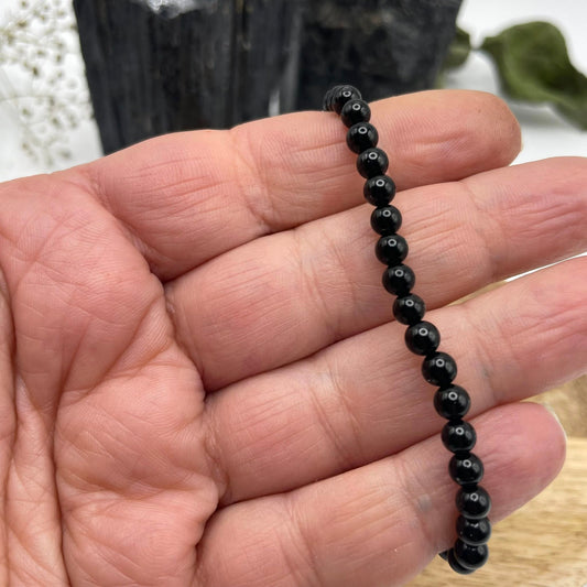 „Kugel-Armband 4mm aus schwarzem Turmalin (Schörl) – handgefertigt bei WUNDERSTEIN"