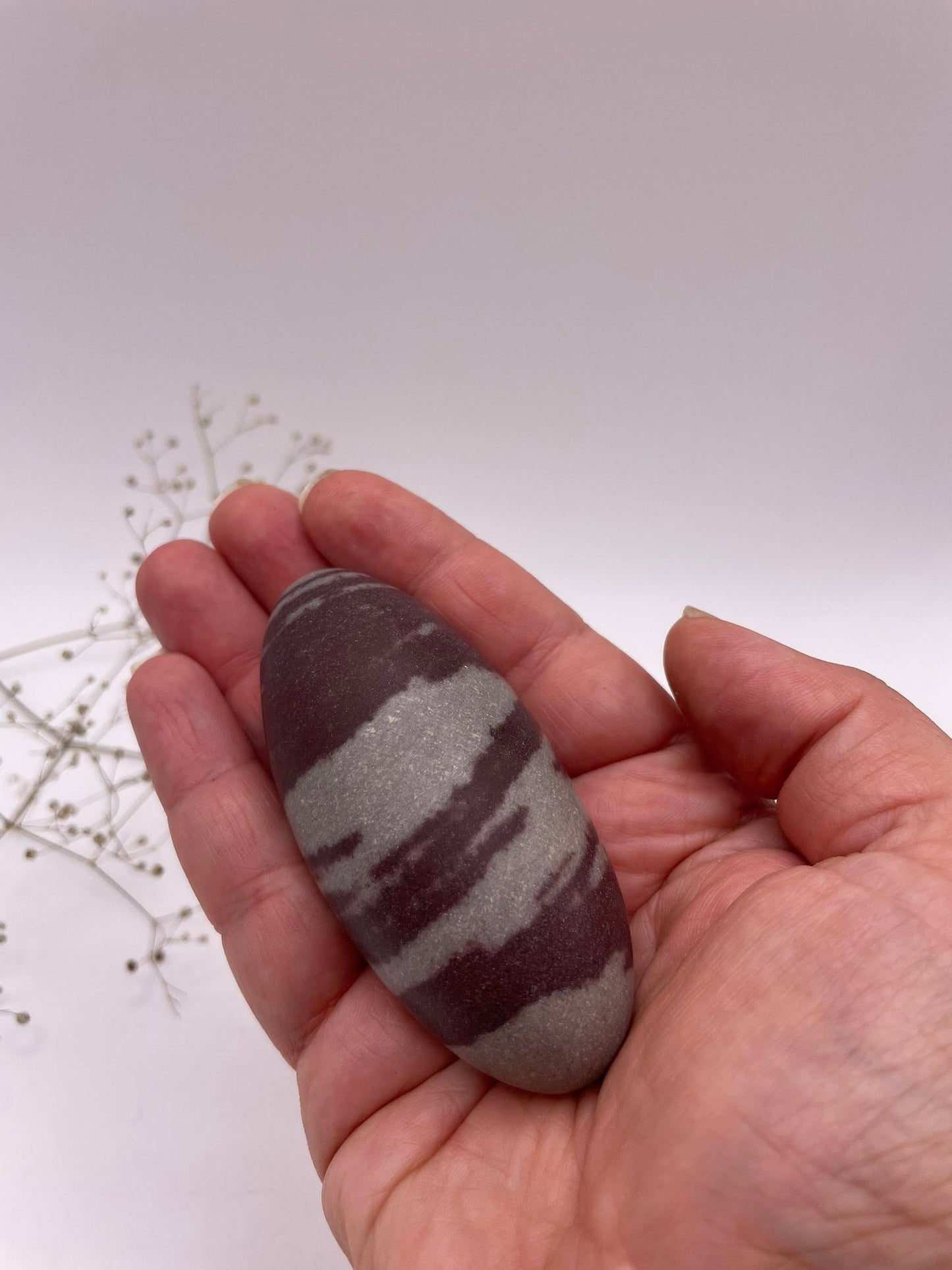 Shiva Lingam Unikat Nr. 10 – Detailansicht Oberfläche und Maserung, Narmada-Fluss Indien | WUNDERSTEIN
