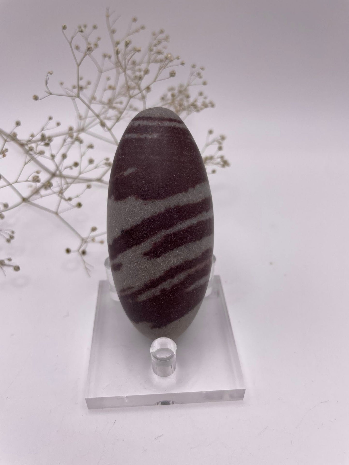 Shiva Lingam Unikat Nr. 10 – Kraftstein aus dem Narmada-Fluss, ca. 8×3,5×3,5 cm, Vorderansicht | WUNDERSTEIN

