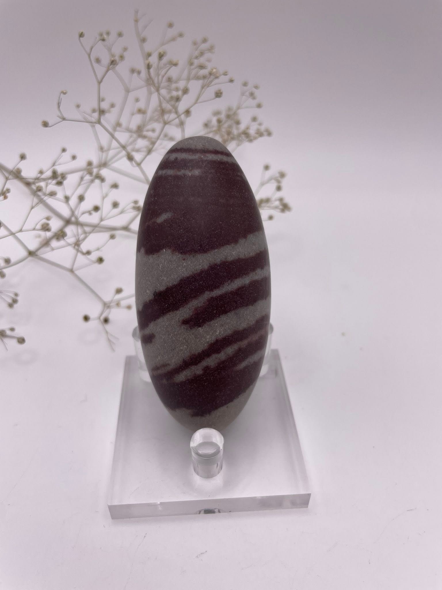 Shiva Lingam Unikat Nr. 10 – Kraftstein aus dem Narmada-Fluss, ca. 8×3,5×3,5 cm, Vorderansicht | WUNDERSTEIN
