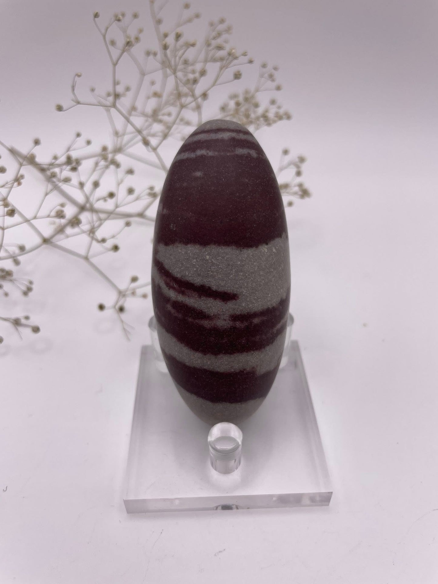 Shiva Lingam Unikat Nr. 10 – charakteristische rote Muster, natürlich geformt, Seitenansicht | WUNDERSTEIN
