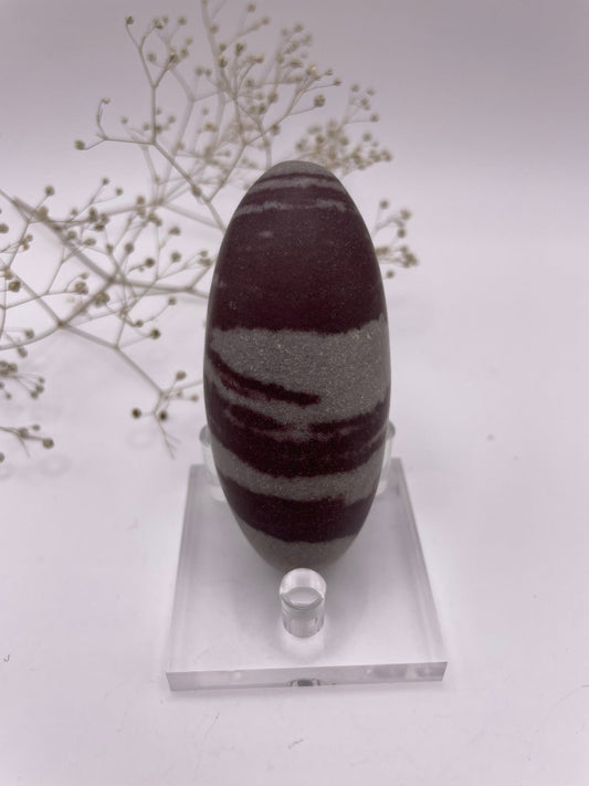 Shiva Lingam Unikat Nr. 10 – charakteristische rote Muster, natürlich geformt, Seitenansicht | WUNDERSTEIN
