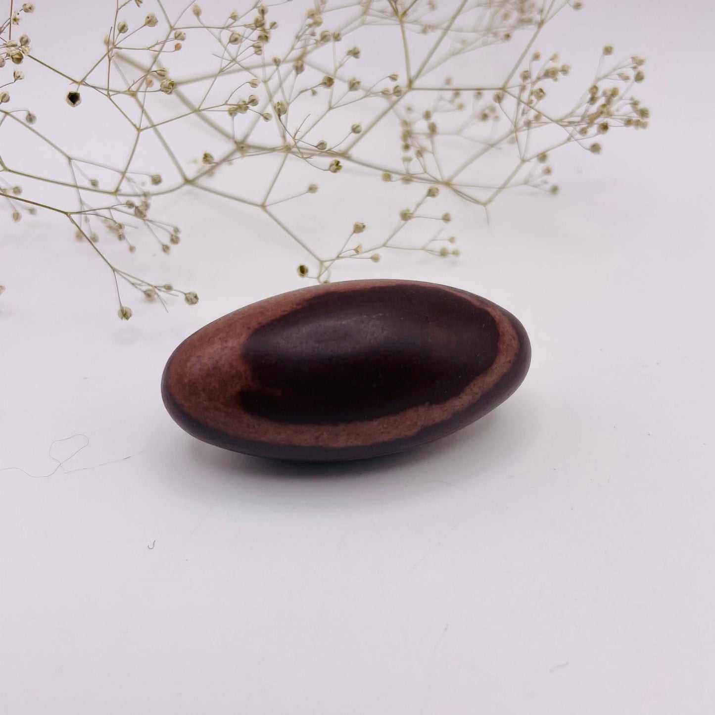 Shiva Lingam Unikat Nr. 11 – Kraftstein aus dem Narmada-Fluss, ca. 6×3×3 cm, Vorderansicht | WUNDERSTEIN

