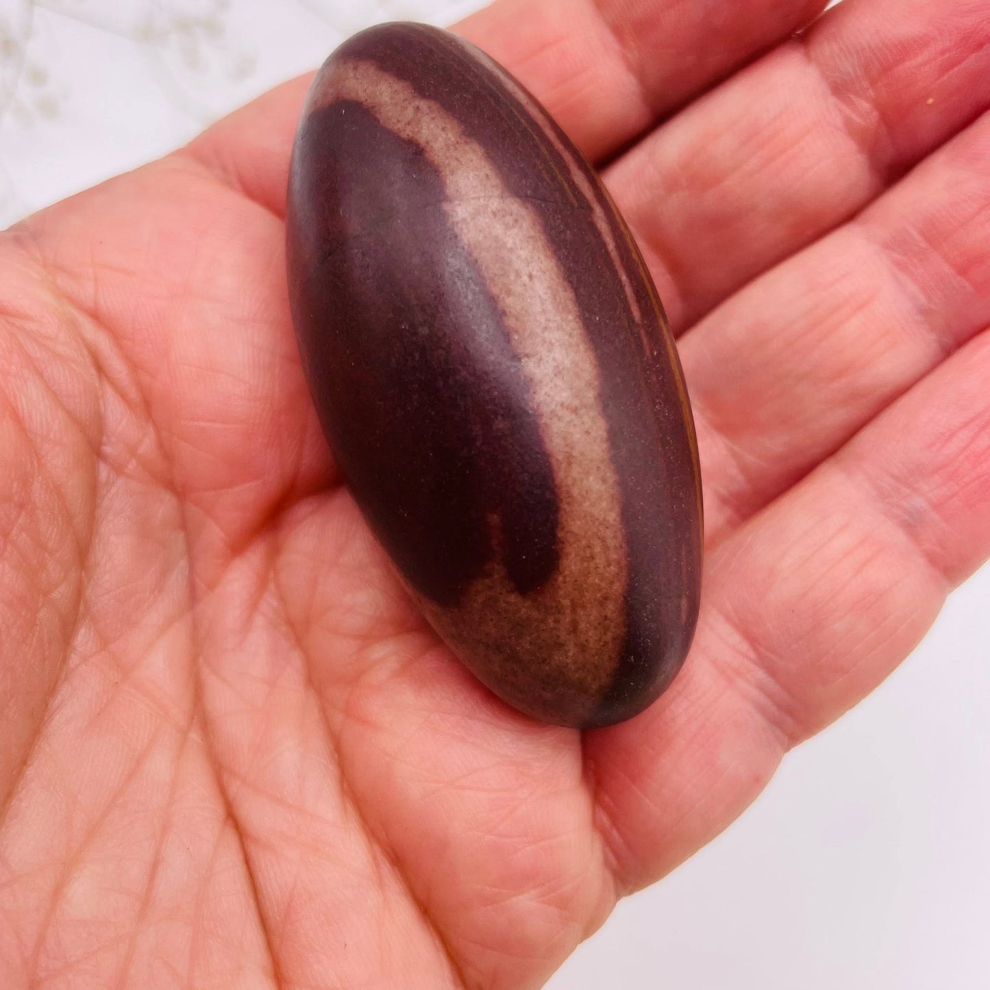 Shiva Lingam Unikat Nr. 11 – Detailansicht Oberfläche und Maserung, Narmada-Fluss Indien | WUNDERSTEIN
