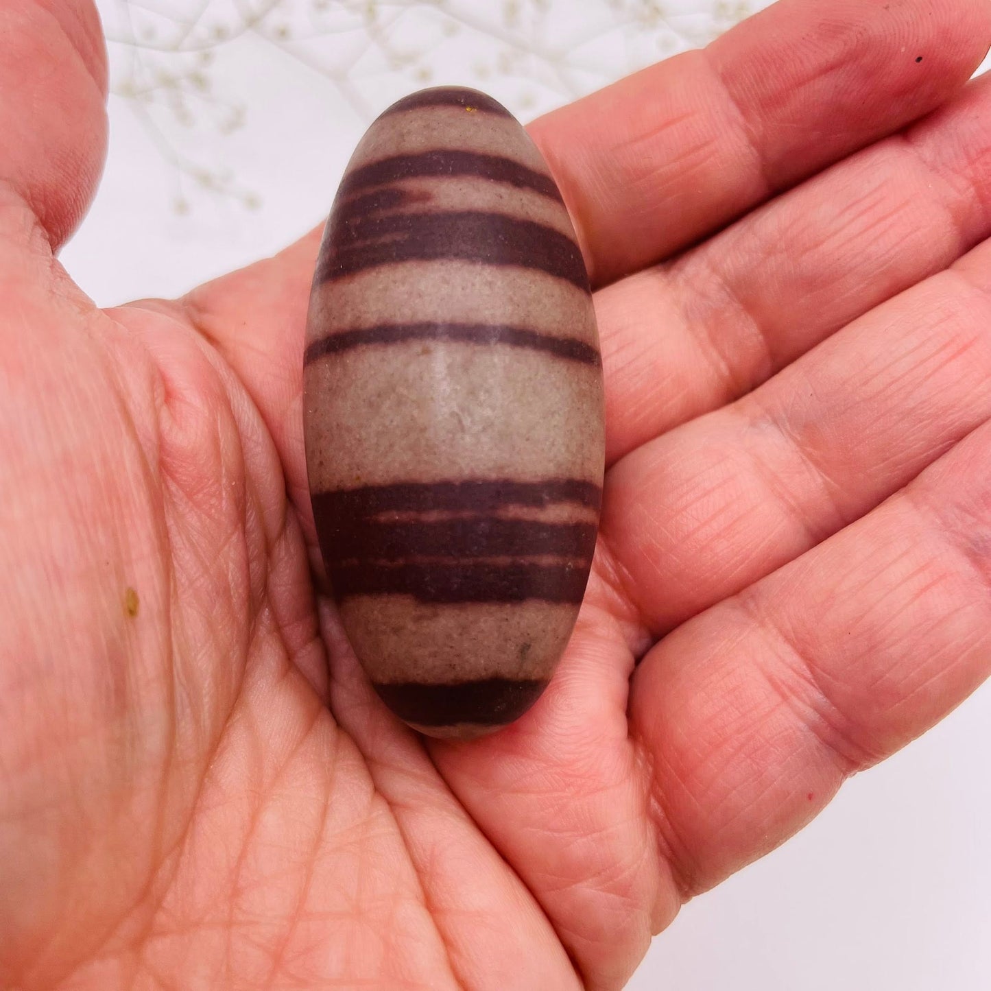 Shiva Lingam Unikat Nr. 12 – Detailansicht Oberfläche und Maserung, Narmada-Fluss Indien | WUNDERSTEIN
