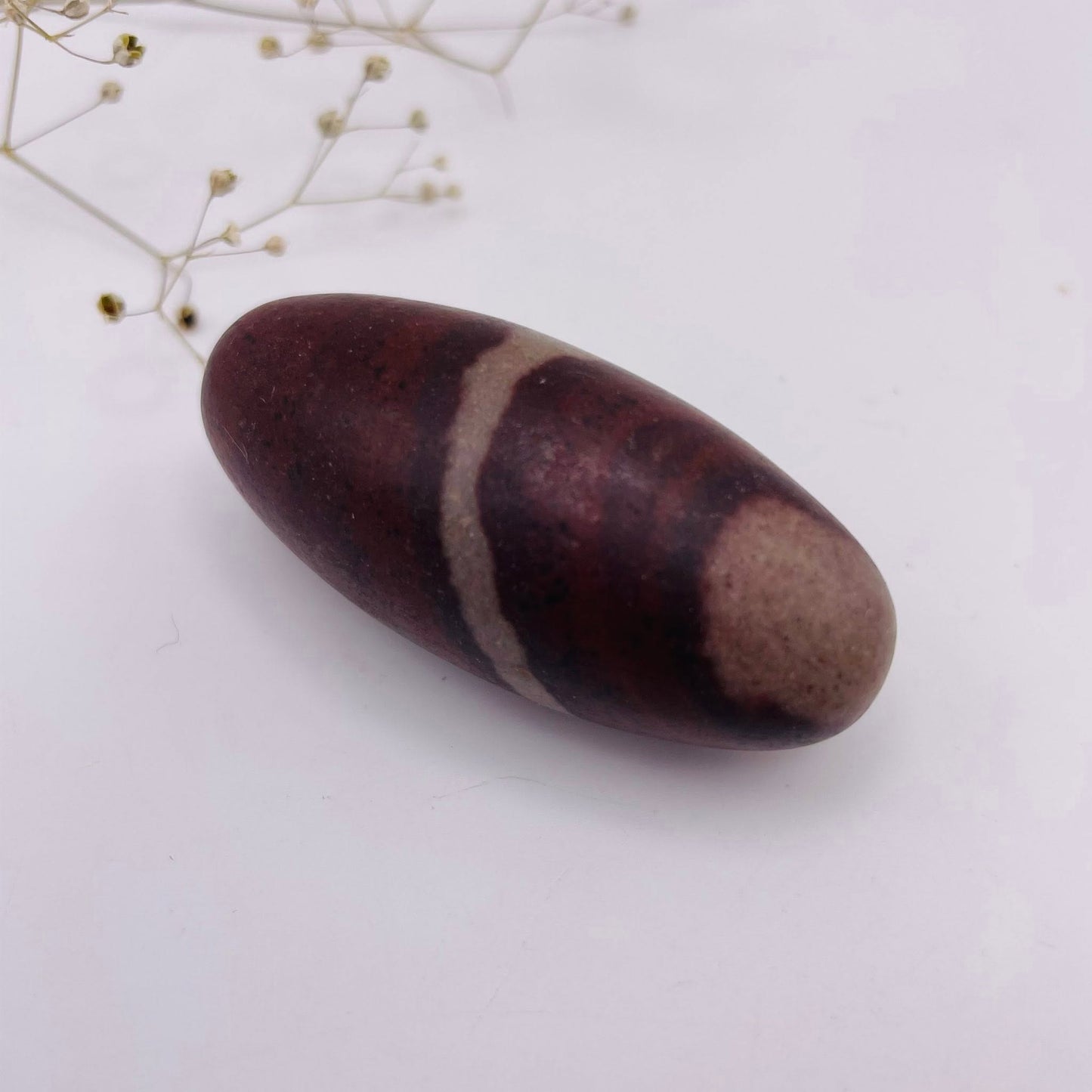 Shiva Lingam Unikat Nr. 13 – Kraftstein aus dem Narmada-Fluss, ca. 5,5×2,5×2,5 cm, Vorderansicht | WUNDERSTEIN
