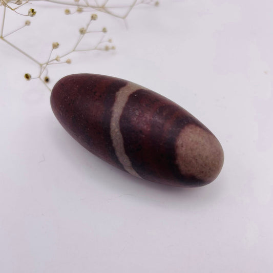 Shiva Lingam Unikat Nr. 13 – Kraftstein aus dem Narmada-Fluss, ca. 5,5×2,5×2,5 cm, Vorderansicht | WUNDERSTEIN

