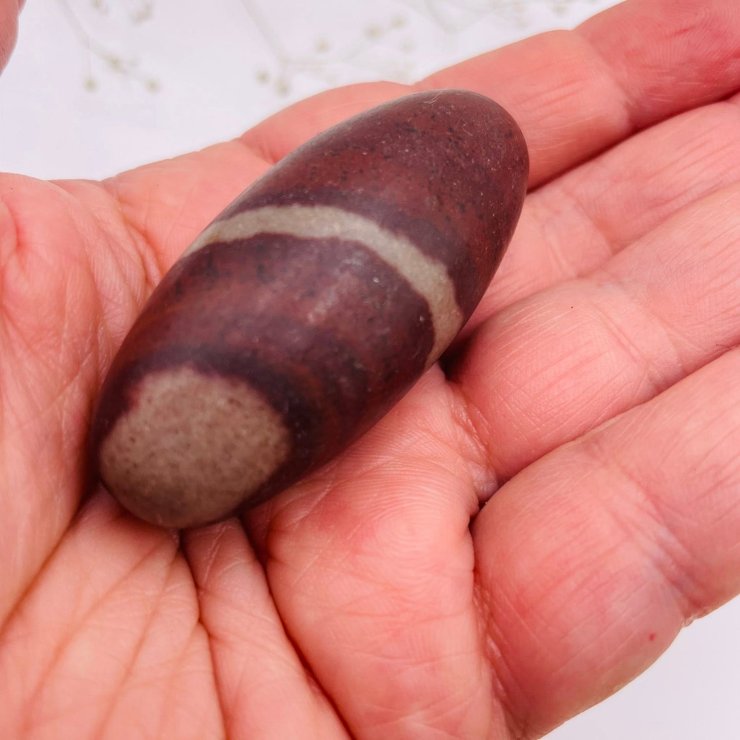 Shiva Lingam Unikat Nr. 13 – Detailansicht Oberfläche und Maserung, Narmada-Fluss Indien | WUNDERSTEIN
