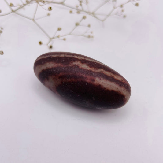 Shiva Lingam Unikat Nr. 14 – Kraftstein aus dem Narmada-Fluss, ca. 5×2,5×2,5 cm, Vorderansicht | WUNDERSTEIN
