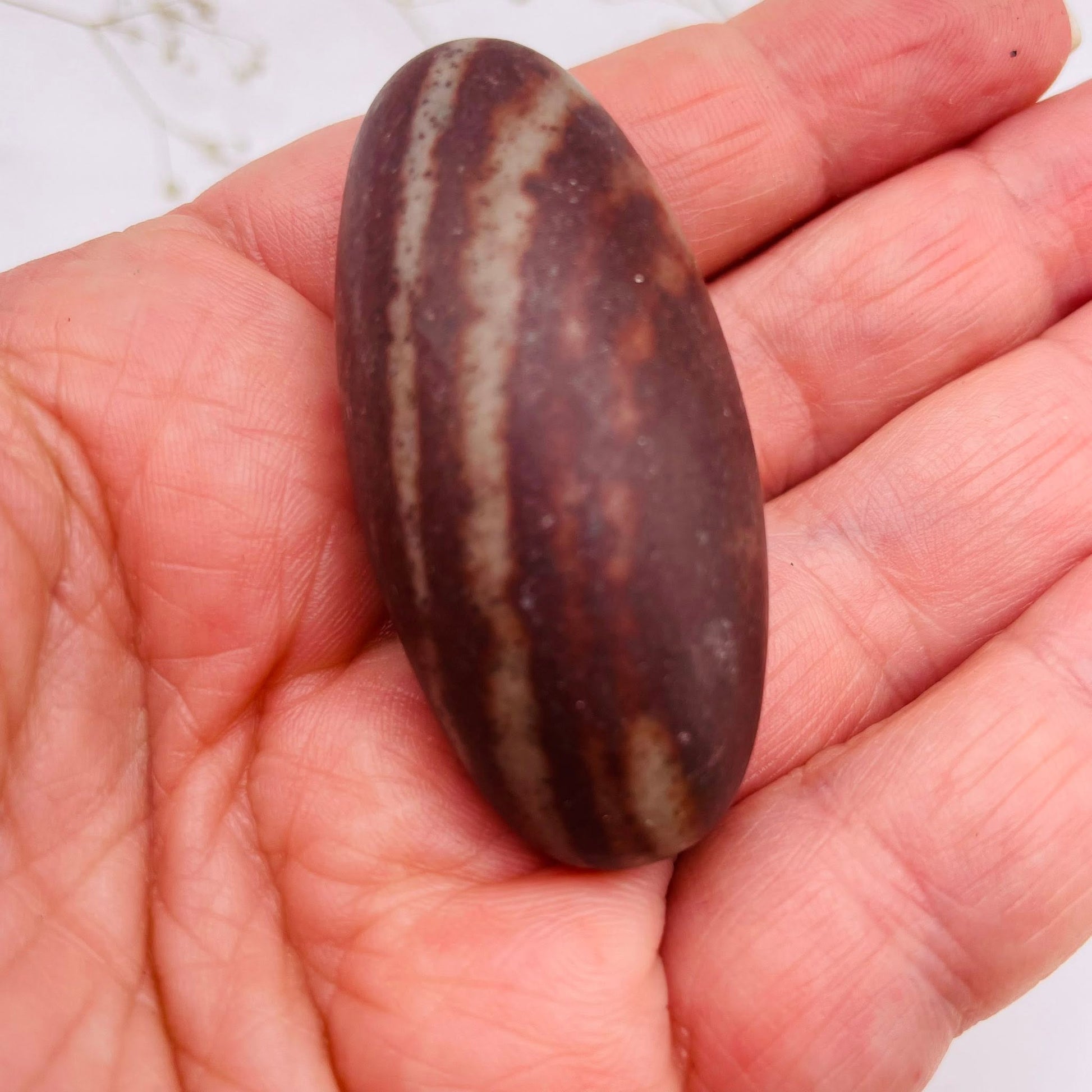 Shiva Lingam Unikat Nr. 14 – Detailansicht Oberfläche und Maserung, Narmada-Fluss Indien | WUNDERSTEIN
