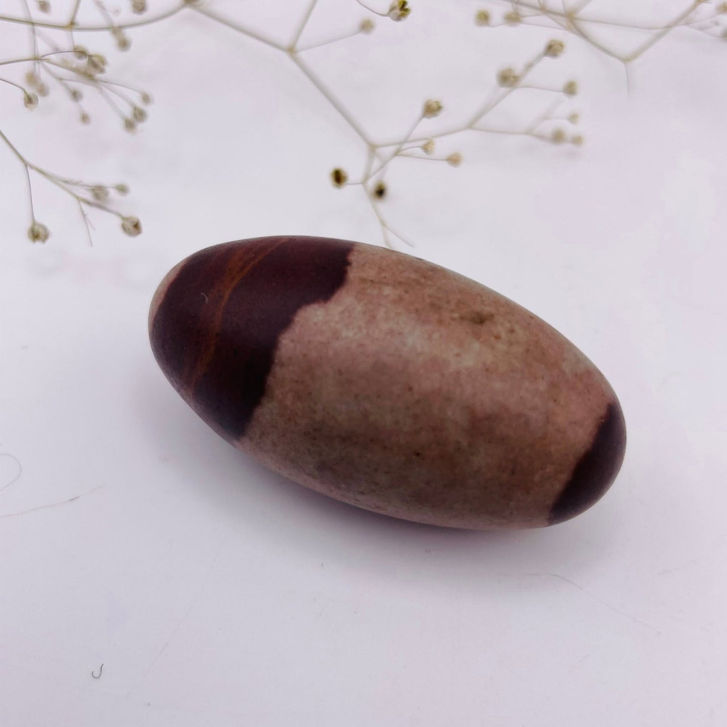 Shiva Lingam Unikat Nr. 15 – Kraftstein aus dem Narmada-Fluss, ca. 5×2,5×2,5 cm, Vorderansicht | WUNDERSTEIN
