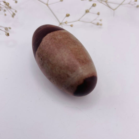Shiva Lingam Unikat Nr. 15 – charakteristische rote Muster, natürlich geformt, Seitenansicht | WUNDERSTEIN
