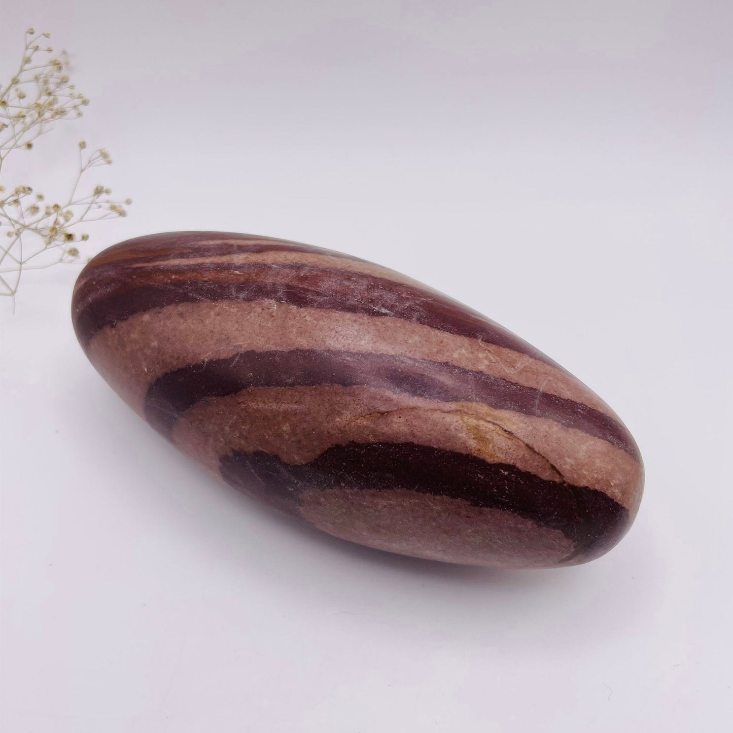 Shiva Lingam LARGE Nr. 3 – echter Narmada-Kraftstein, Vorderansicht, Unikat | WUNDERSTEIN
