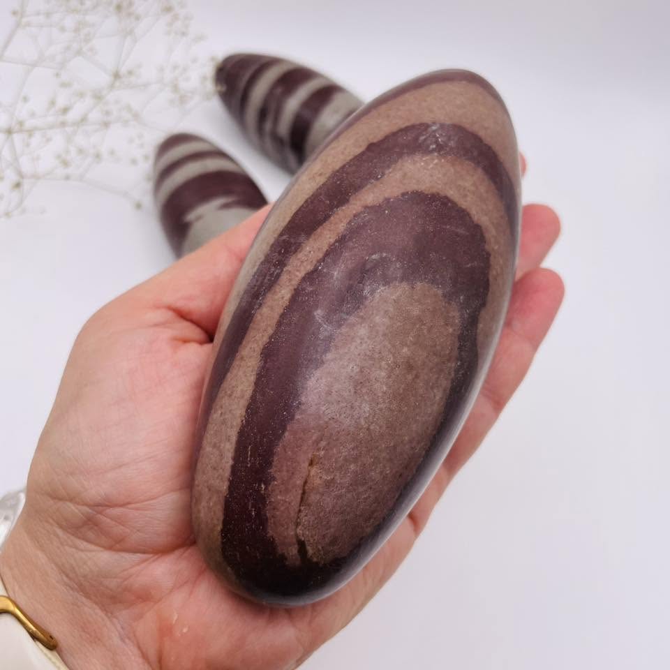 Shiva Lingam LARGE Nr. 3 – Detailansicht Zeichnung und Farbe, spiritueller Edelstein | WUNDERSTEIN
