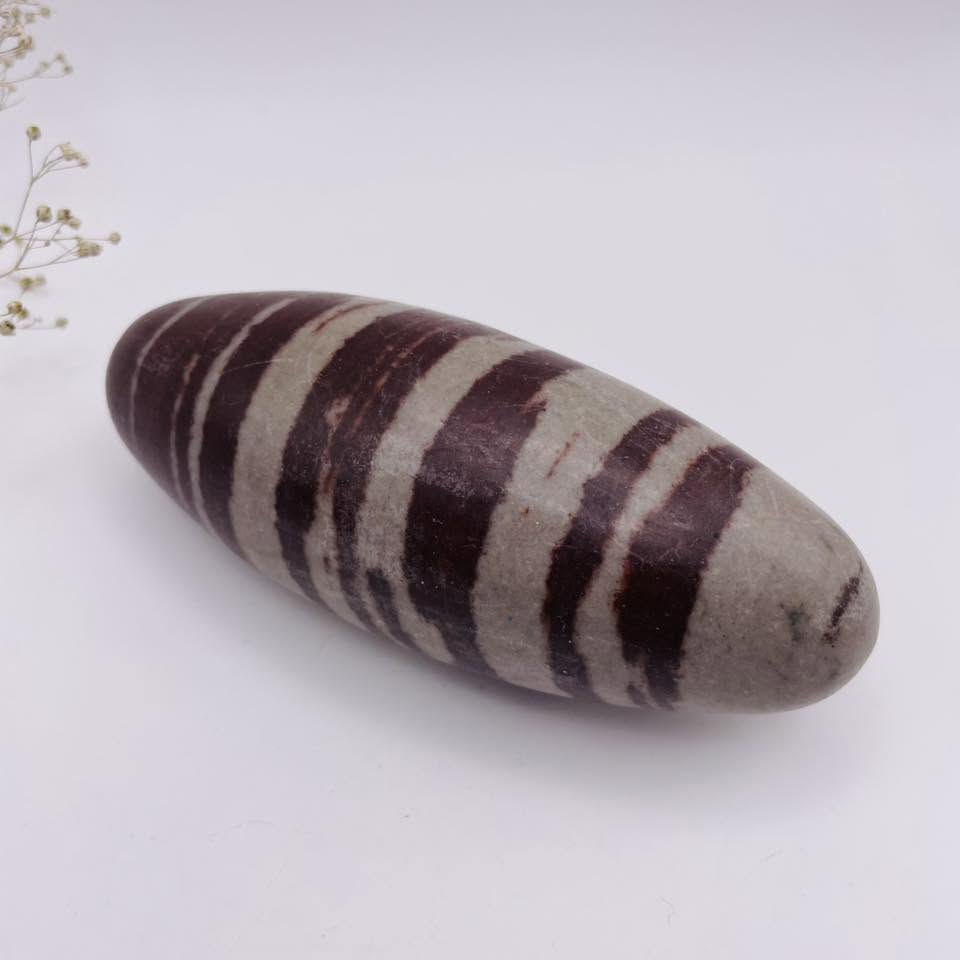 Shiva Lingam Nr. 4 – echter Narmada-Kraftstein, Vorderansicht, Unikat | WUNDERSTEIN
