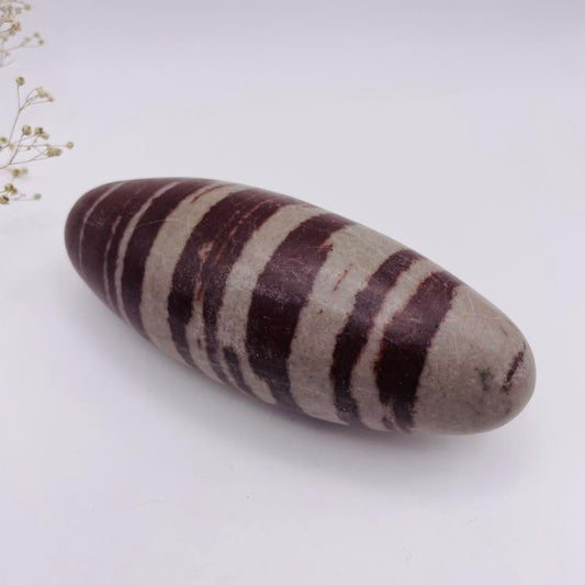 Shiva Lingam Nr. 4 – echter Narmada-Kraftstein, Vorderansicht, Unikat | WUNDERSTEIN
