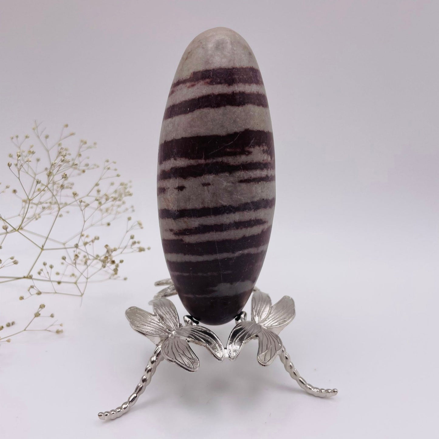 Shiva Lingam Nr. 4 – Seitenansicht, charakteristische rote Muster, Kraftstein | WUNDERSTEIN
