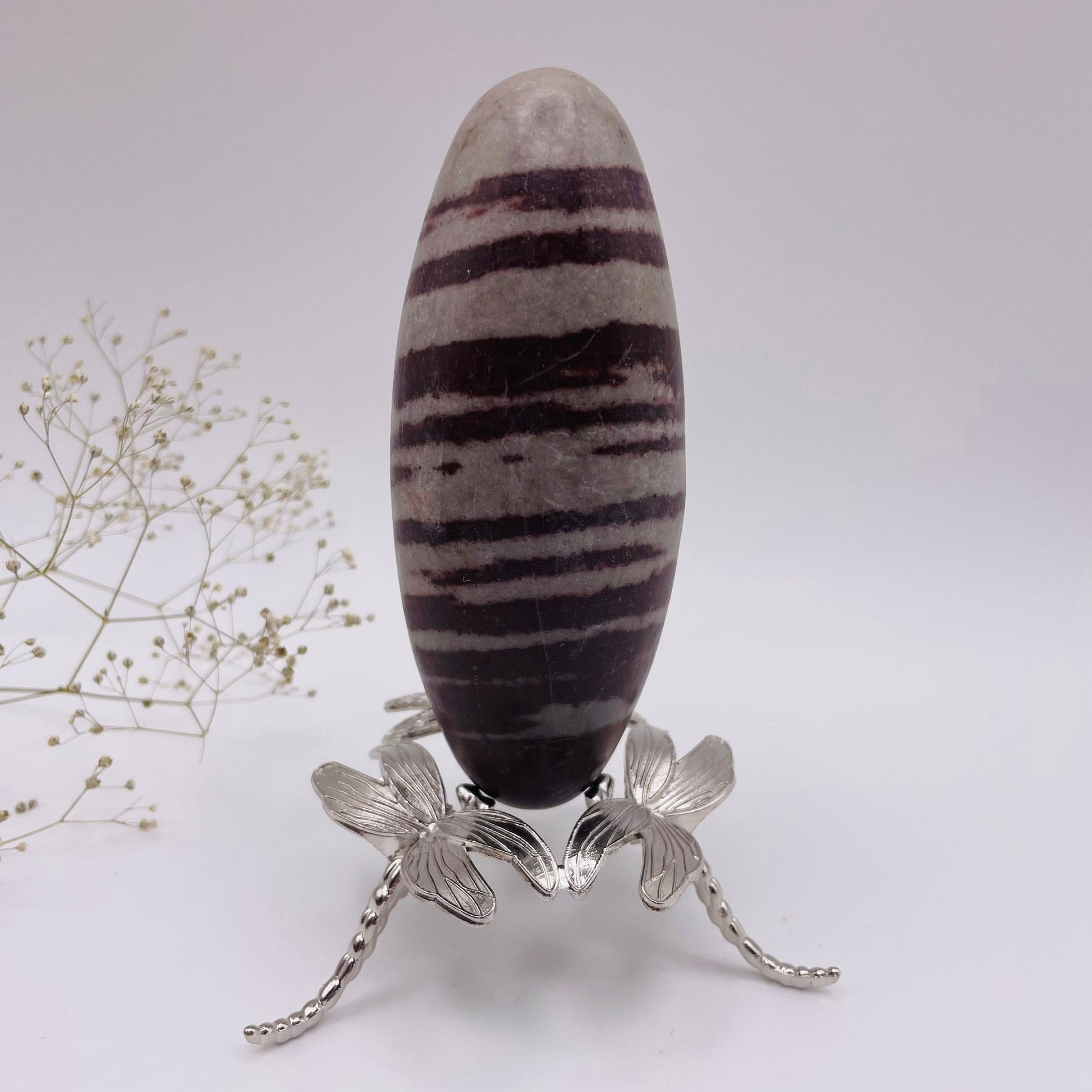 Shiva Lingam Nr. 4 – Seitenansicht, charakteristische rote Muster, Kraftstein | WUNDERSTEIN
