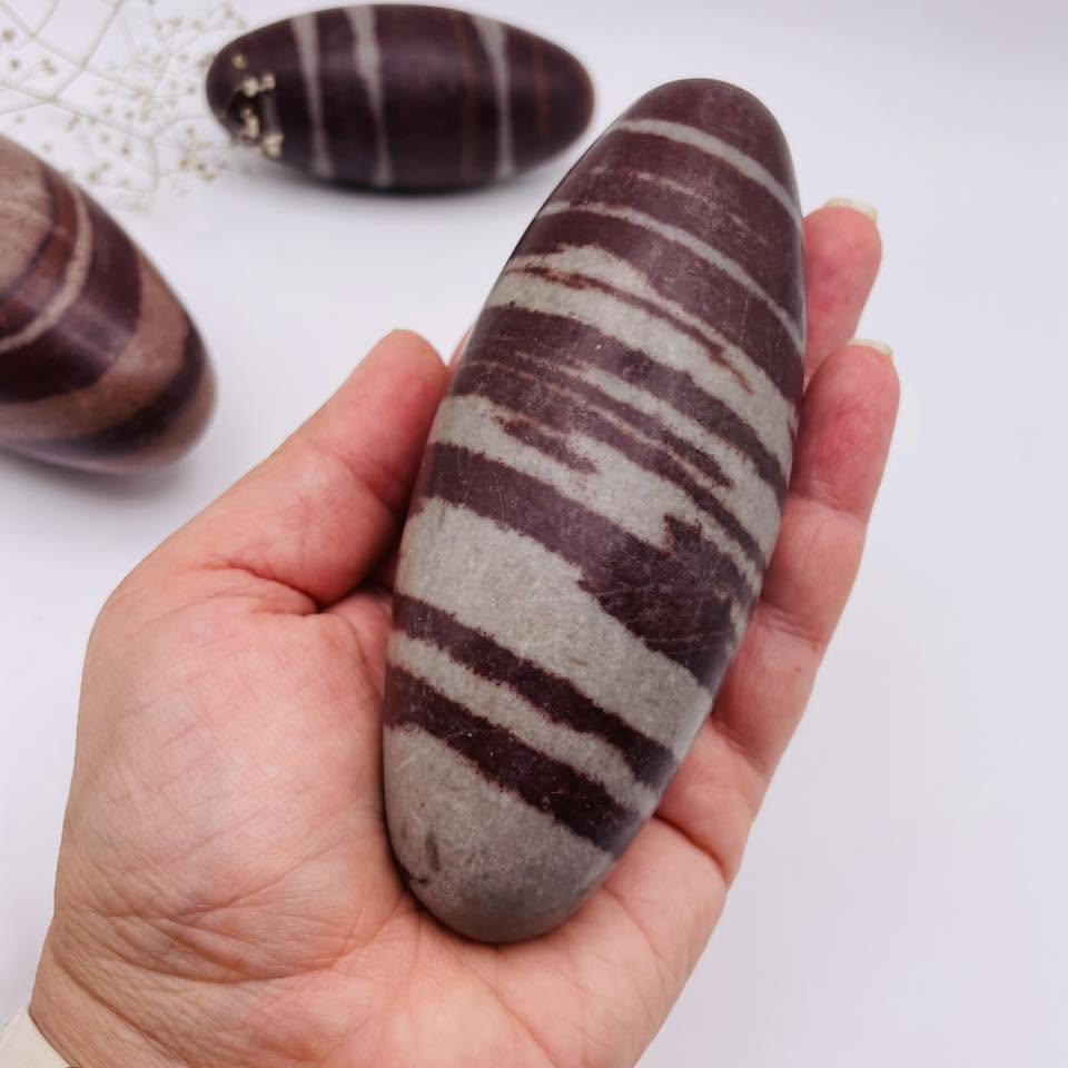 Shiva Lingam Nr. 4 – Detailansicht Zeichnung und Farbe, spiritueller Edelstein | WUNDERSTEIN
