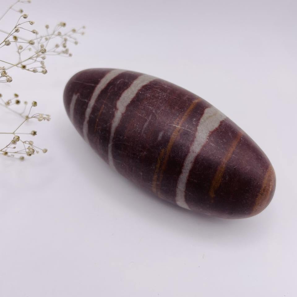Shiva Lingam Nr. 5 – echter Narmada-Kraftstein, Vorderansicht, Unikat | WUNDERSTEIN
