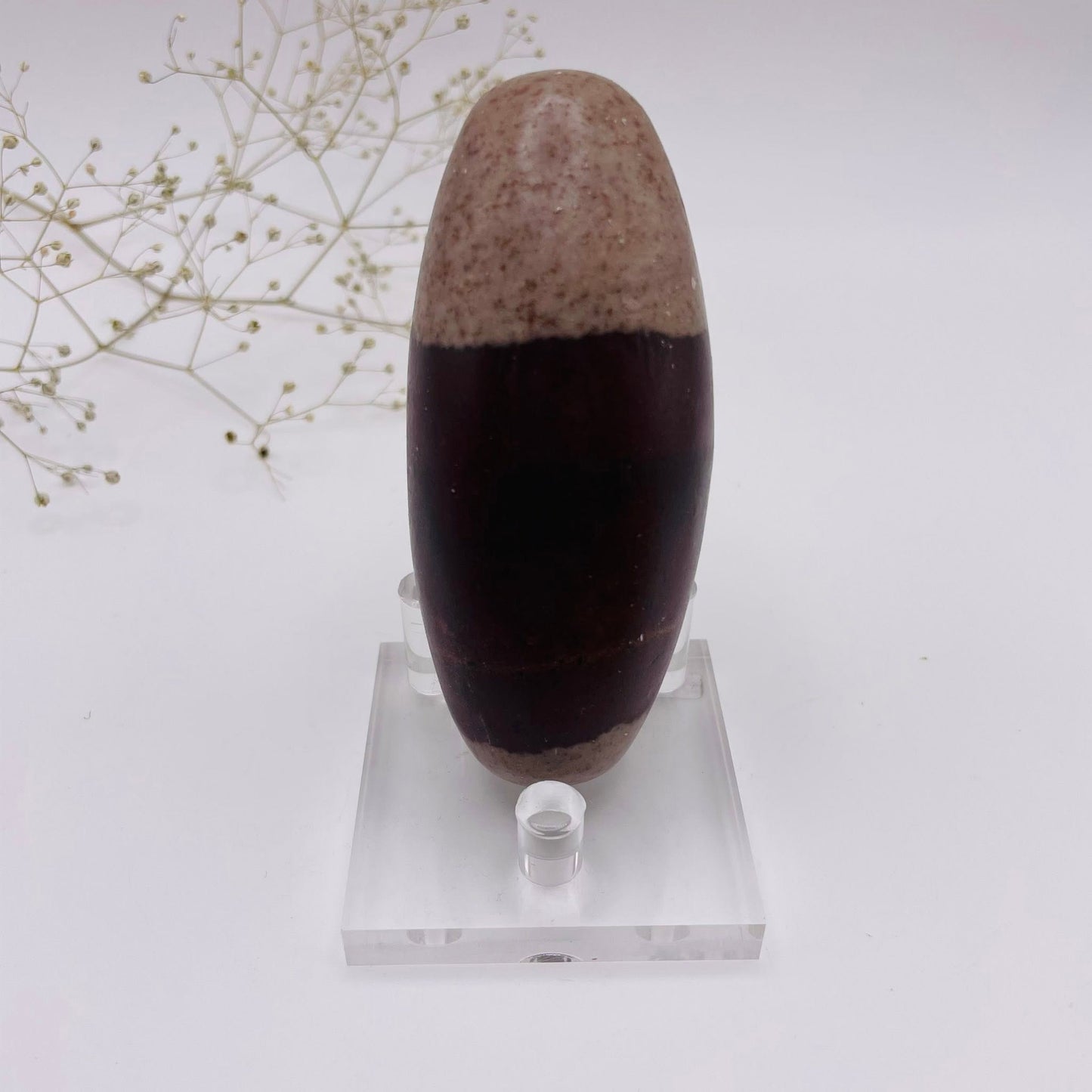 Shiva Lingam Unikat Nr. 6 – charakteristische rote Muster, natürlich geformt, Seitenansicht | WUNDERSTEIN
