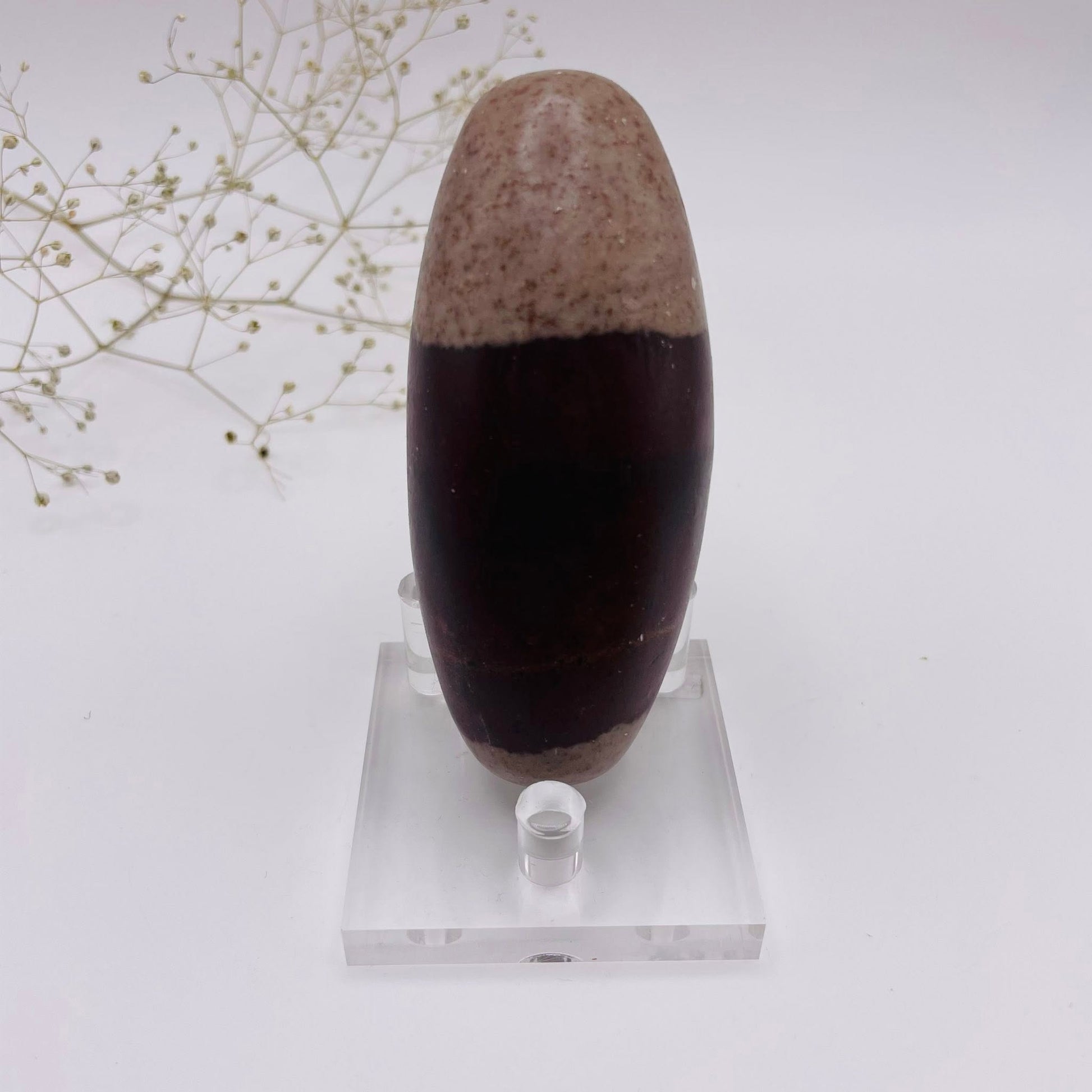 Shiva Lingam Unikat Nr. 6 – charakteristische rote Muster, natürlich geformt, Seitenansicht | WUNDERSTEIN