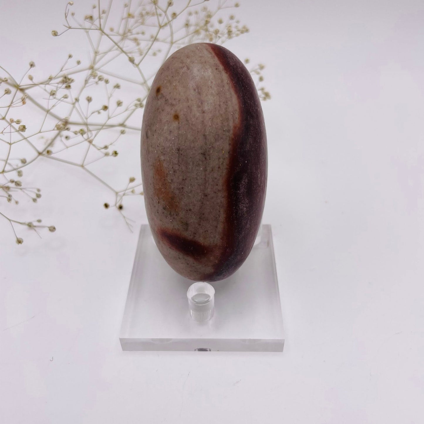 Shiva Lingam Unikat Nr. 8 – charakteristische rote Muster, natürlich geformt, Seitenansicht | WUNDERSTEIN
