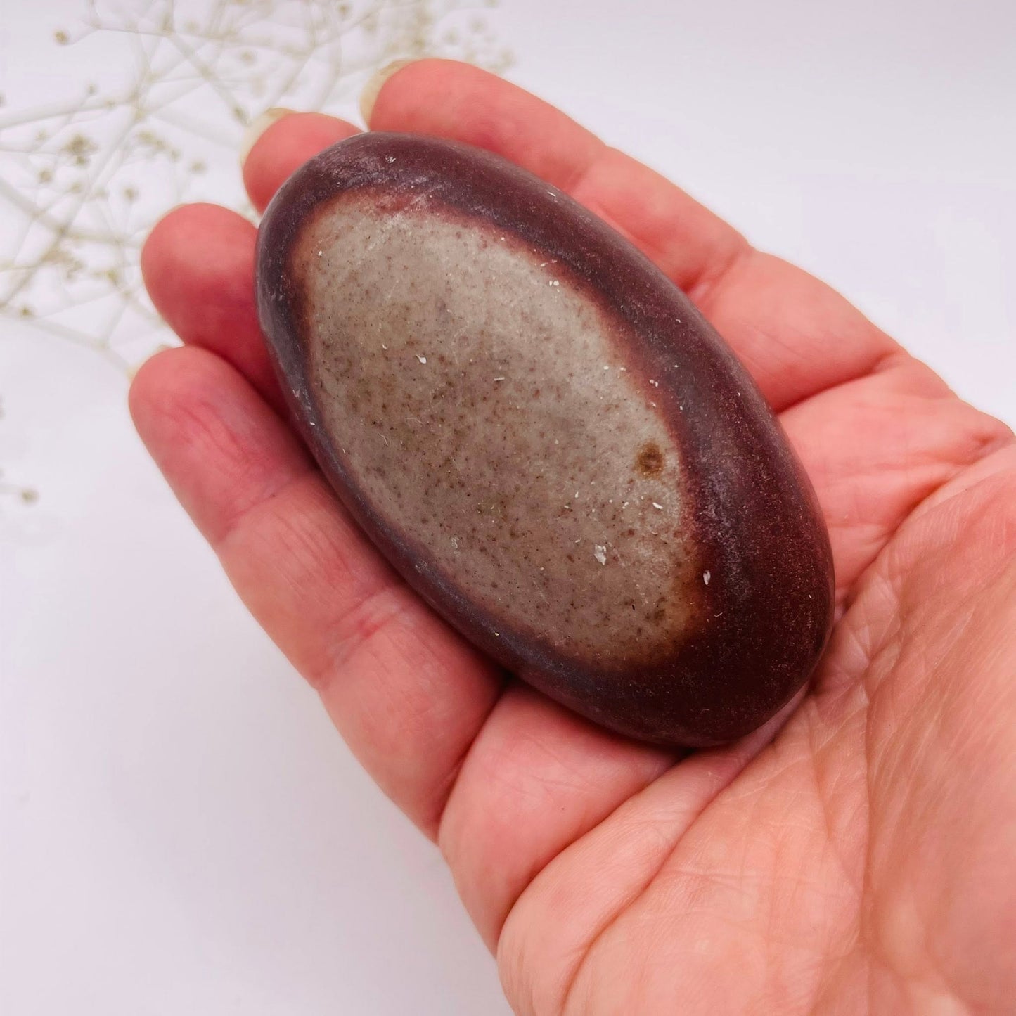 Shiva Lingam Unikat Nr. 8 – Detailansicht Oberfläche und Maserung, Narmada-Fluss Indien | WUNDERSTEIN
