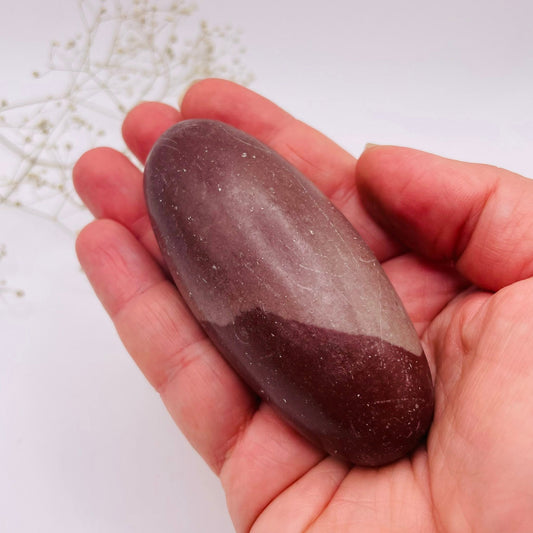 Shiva Lingam Unikat Nr. 9 – charakteristische rote Muster, natürlich geformt, Seitenansicht | WUNDERSTEIN
