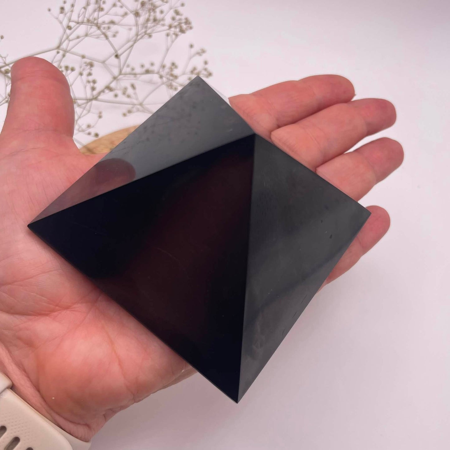 Draufsicht: Schungit-Pyramide aus echtem karelischen Schungit, Kantenlänge 8 cm – WUNDERSTEIN
