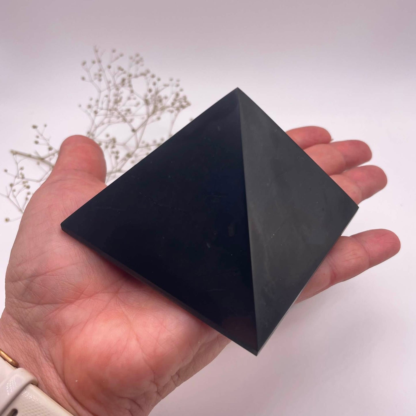 Nahaufnahme: Schungit-Pyramide aus echtem karelischen Schungit, Kantenlänge 8 cm – WUNDERSTEIN
