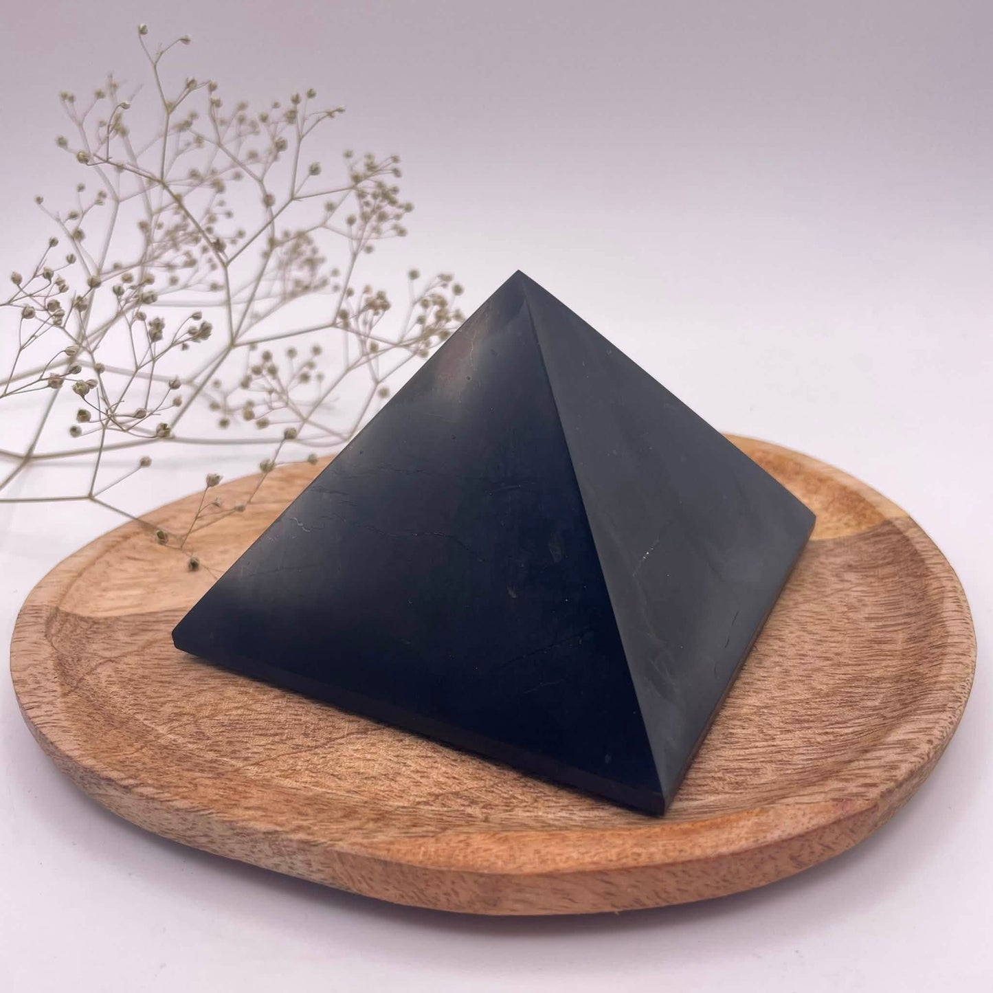 Schungit-Pyramide aus echtem karelischen Schungit, Kantenlänge 8 cm – WUNDERSTEIN
