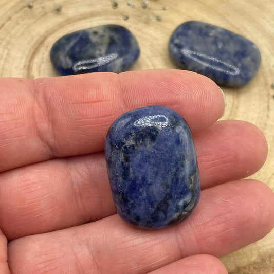 Nahaufnahme: Sodalith Scheibenstein – tiefblaues Mineral mit weißer Maserung, angenehme Haptik für Meditation
