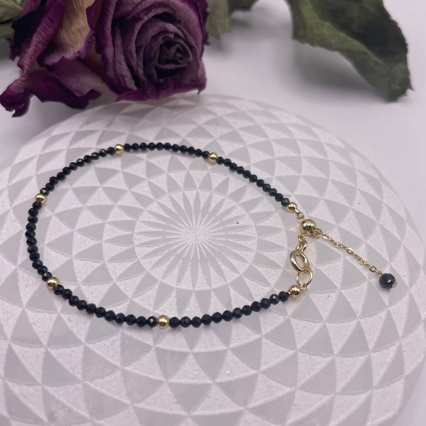 Hauchzartes Spinell-Armband mit facettierten Perlen und vergoldeten Kugeln – WUNDERSTEIN"