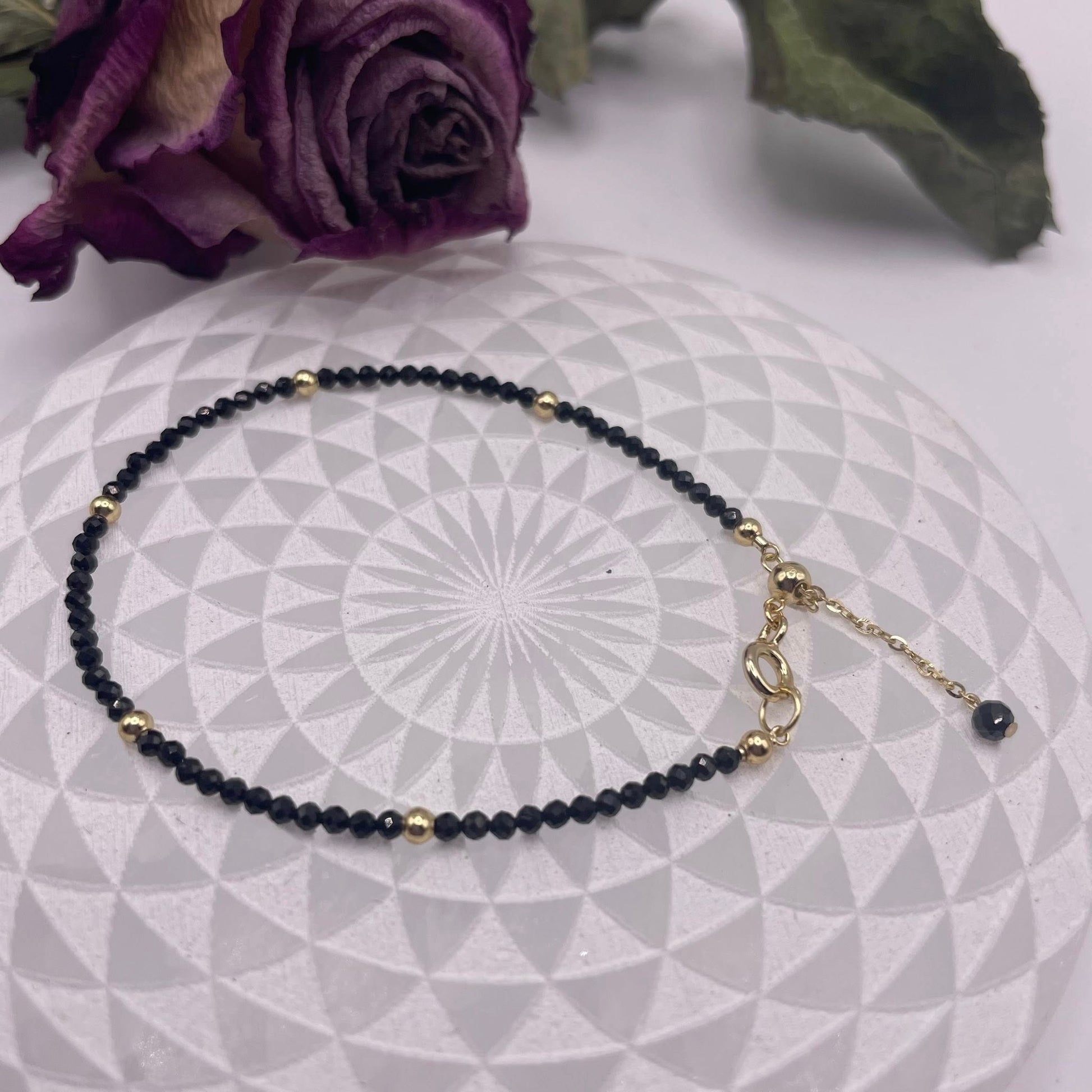 Hauchzartes Spinell-Armband mit facettierten Perlen und vergoldeten Kugeln – WUNDERSTEIN"