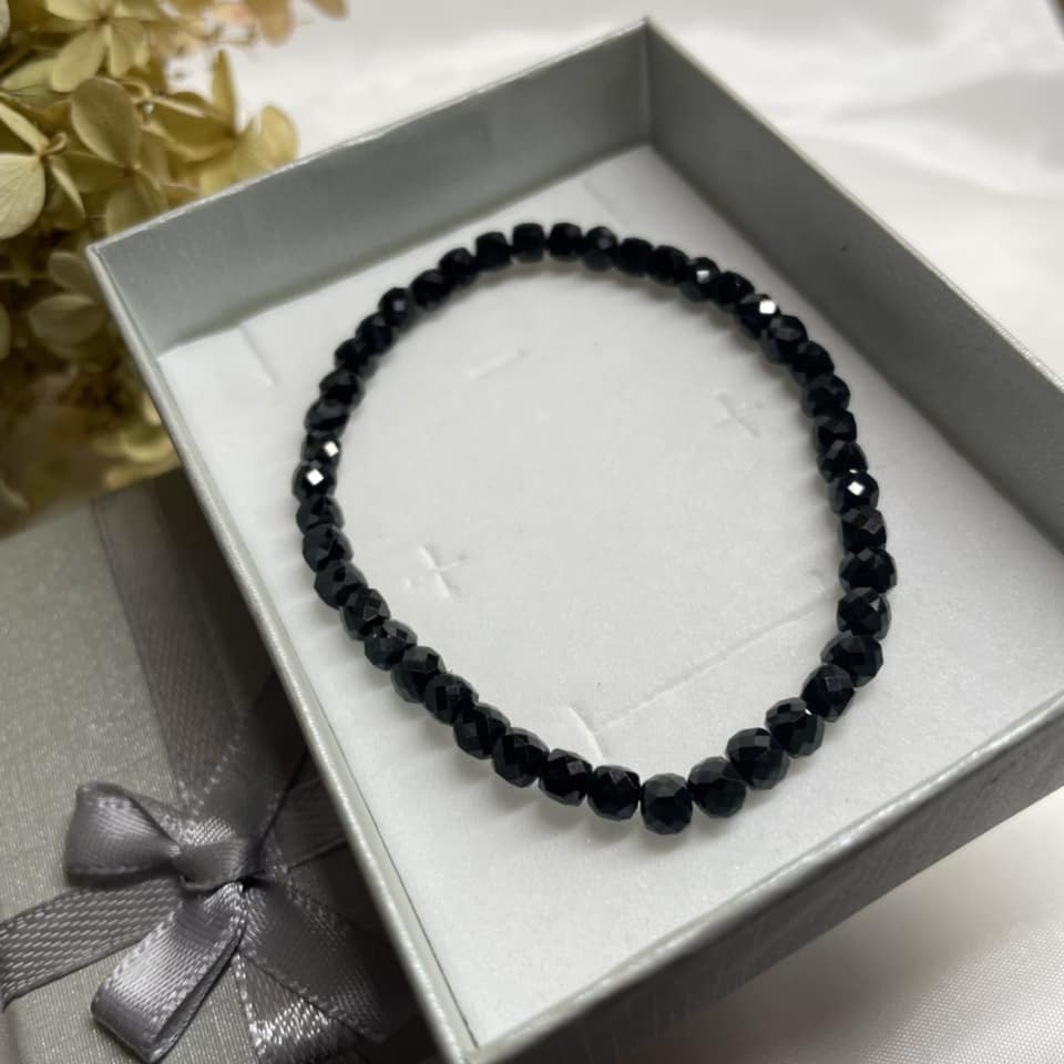 Würfel-Armband 4mm – Spinell