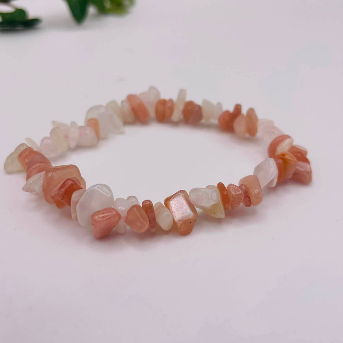 Nahaufnahme Mondstein-Splitter Armband – Rosa-Creme Farbenspiel mit Adulareszenz-Schimmer, von WUNDERSTEIN
