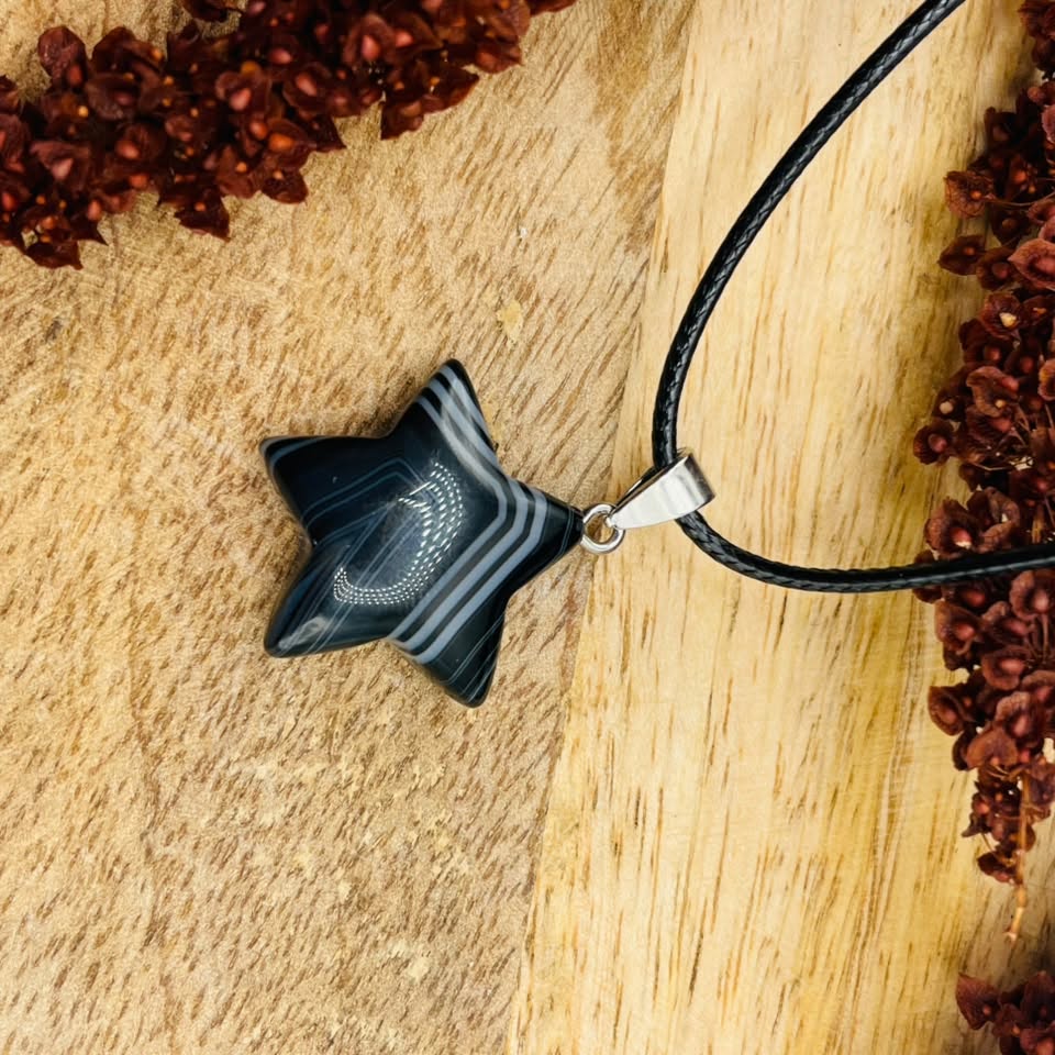 Kette mit Stern-Anhänger aus schwarzem Streifenachat, ca. 2,5 cm Durchmesser – natürliches Unikat von WUNDERSTEIN
