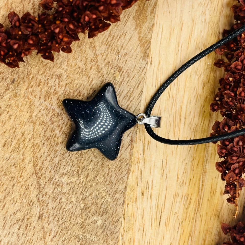 Blaufluss Kette mit Stern-Anhänger aus Schmuckglas, ca. 2,5 cm Durchmesser – WUNDERSTEIN
