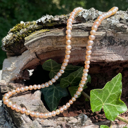 Kette mit lachsfarbigen Süßwasserperlen