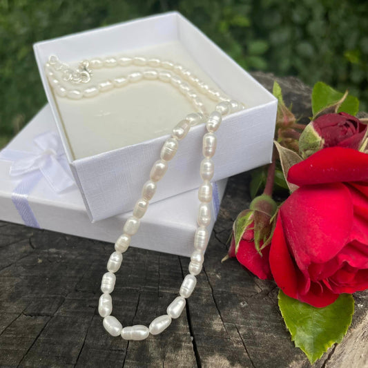 Kette mit weißen Süßwasserperlen "Rice" (42–46 cm)