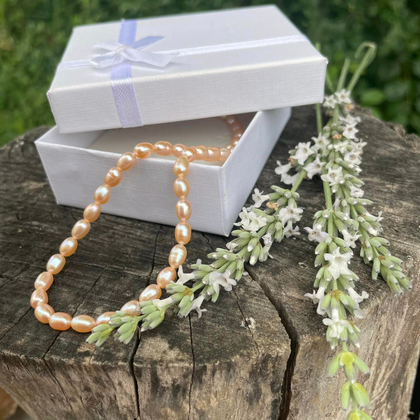 Kette mit lachsfarbigen Süßwasserperlen „Rice“ (42–46 cm)