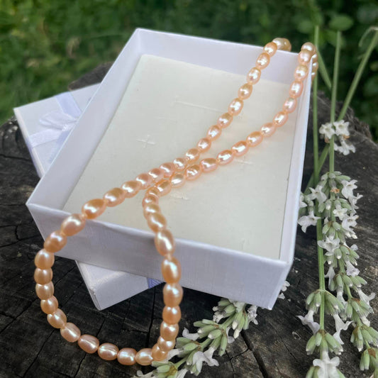 Kette mit lachsfarbigen Süßwasserperlen „Rice“ (42–46 cm)